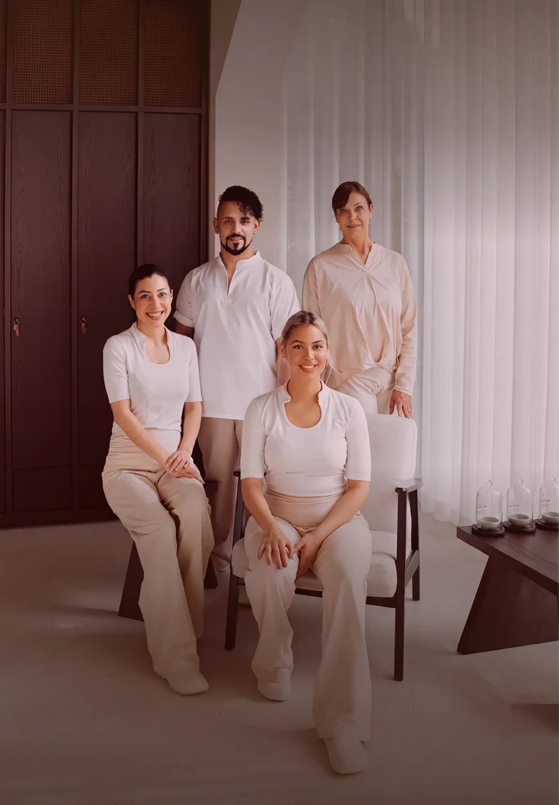Foto de grupo de varios expertos en masaje en el Studio de Pluma.
