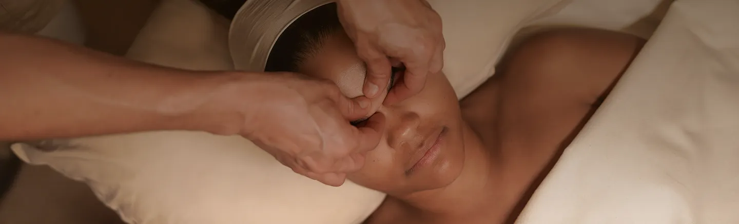 Persona recibe un relajante tratamiento Lymphatic Face Glow.