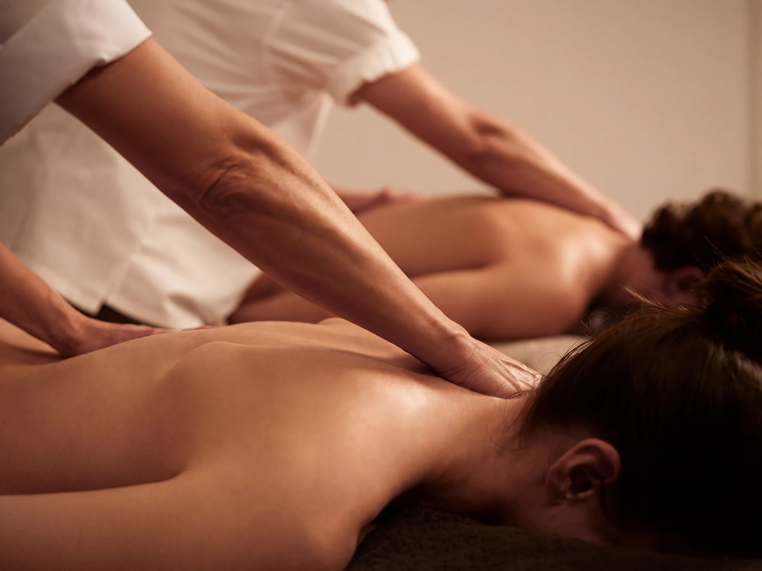 Un masaje en pareja de Pluma en una tranquila sala de wellness.