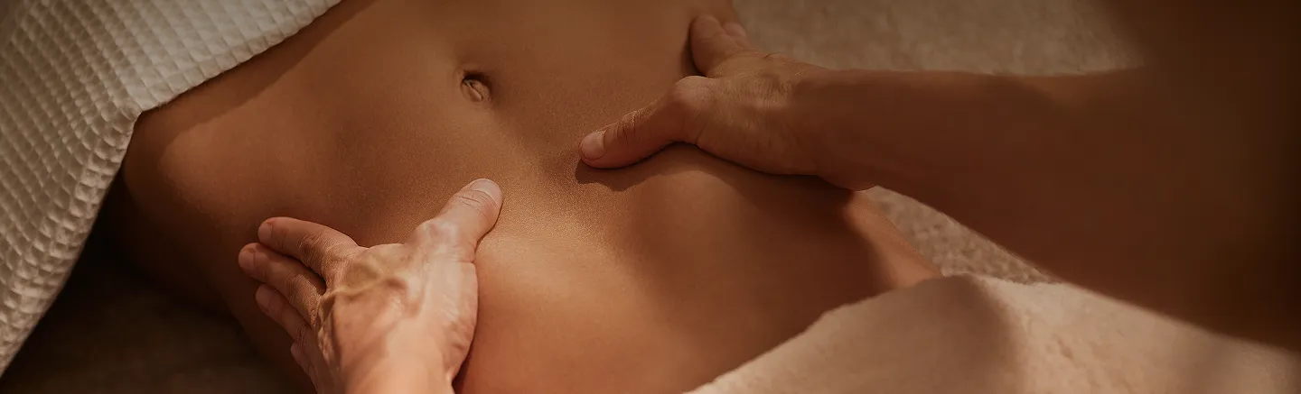 Una persona recibe un drenaje linfático brasileño con ambas manos, en un entorno wellness relajante.