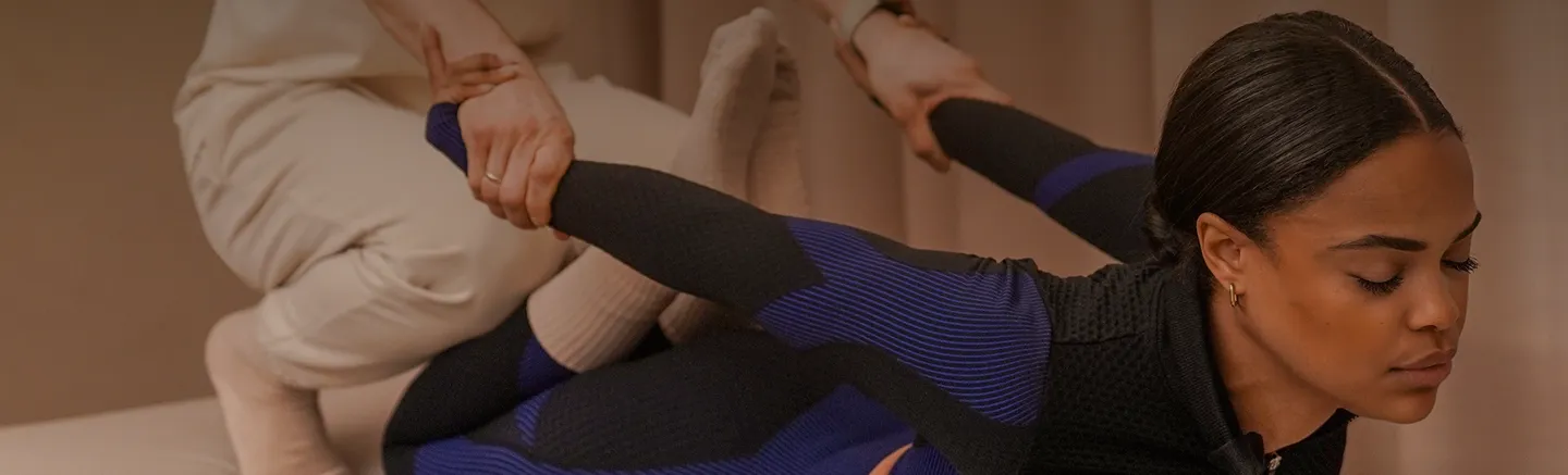 Una mujer recibiendo un tratamiento de Assisted Stretch.