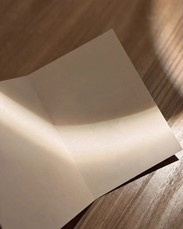 Tarjeta regalo abierta con el texto «Tu tarjeta regalo US$ 75» e instrucciones para canjearla.