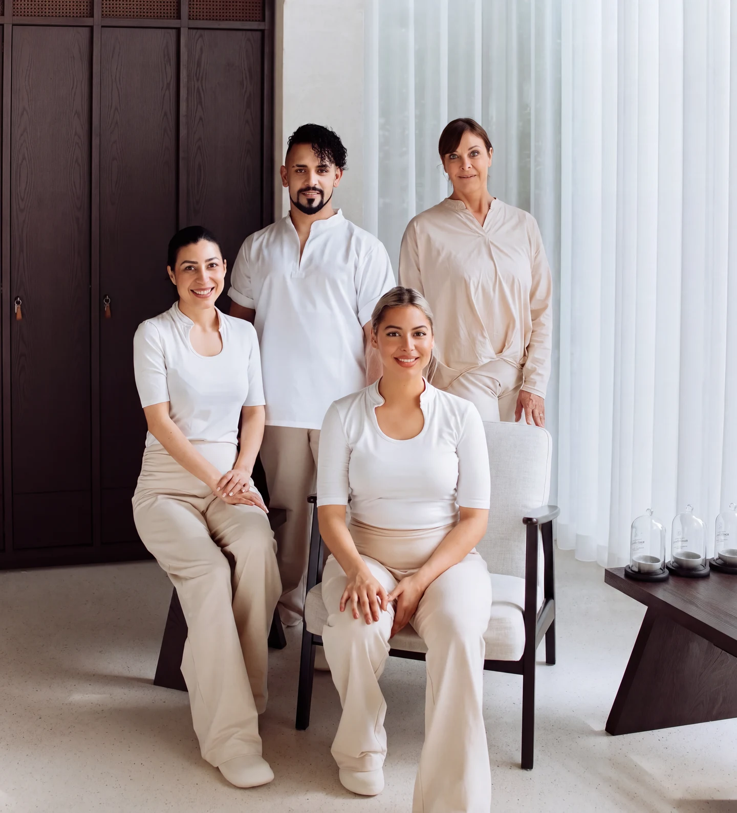 Foto de grupo de 4 Experts en masaje en el Studio de Pluma.