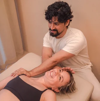 Especialista en Stretch dando a una mujer un tratamiento de Assisted Stretch.