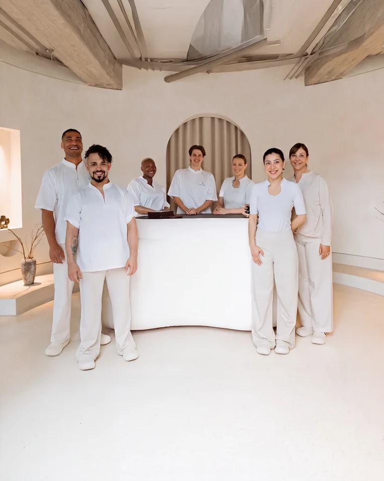 Foto de grupo de varios experts de Pluma en una recepción luminosa y moderna de estilo minimalista.