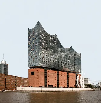 La moderna Elbphilharmonie de Hamburg, con su ondulado techo de cristal y su base de ladrillo rojo junto al Elba.