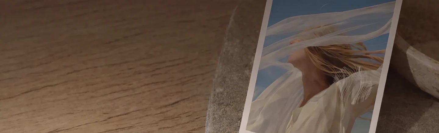 Tarjeta regalo del pack definitivo de selfcare con la imagen de una mujer con el pelo al viento.