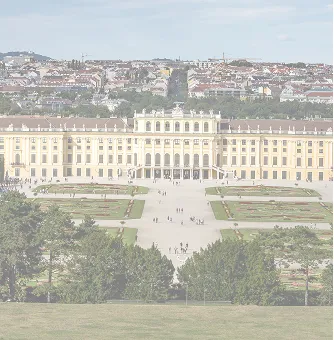 El palacio de Schönbrunn en Viena con un gran jardín en primer plano y la ciudad al fondo.