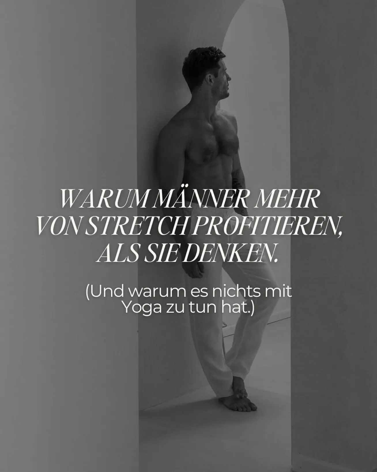 Foto en blanco y negro de un hombre musculoso sin camiseta, con el texto: por qué los hombres se benefician del Stretch más de lo que creen. (Y por qué no tiene nada que ver con el yoga.)