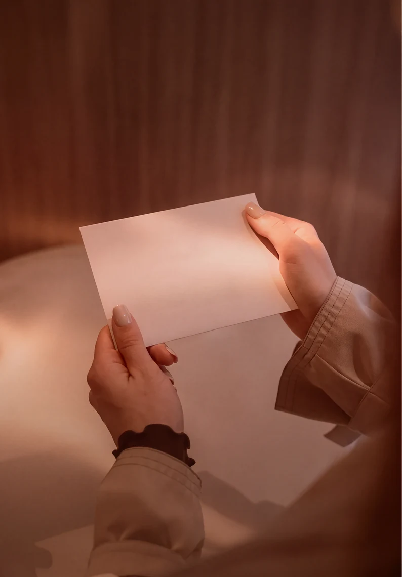 Unas manos sostienen una tarjeta regalo de Pluma con el texto 'Pluma' y 'be good to yourself'.
